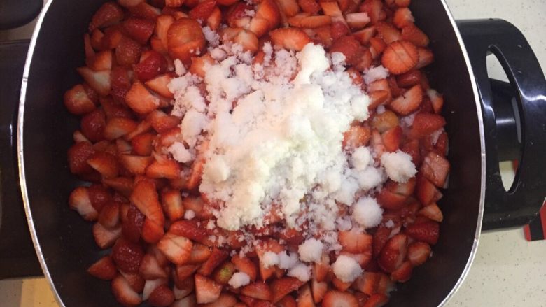 自制果酱（草莓🍓和菠萝🍍）,切碎的草莓用350g砂糖腌制四个小时以上