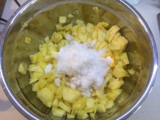 自制果酱（草莓🍓和菠萝🍍）,切碎的菠萝用150g砂糖腌制四个小时以上