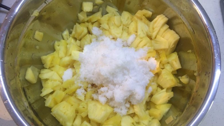 自制果酱（草莓🍓和菠萝🍍）,切碎的菠萝用150g砂糖腌制四个小时以上
