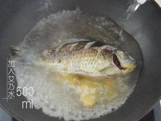 鲫鱼豆腐汤，艾佳人月子餐第二周食谱,倒入米酒水