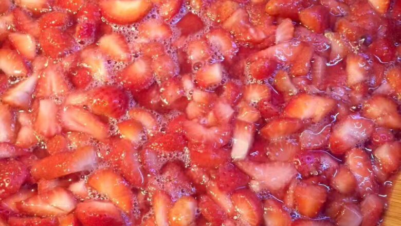 自制果酱（草莓🍓和菠萝🍍）,将草莓用小火慢慢炒，不断搅拌，以防糊锅