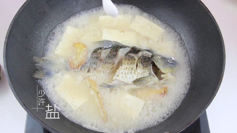 鲫鱼豆腐汤，艾佳人月子餐第二周食谱,开锅后炖制约十分钟后出锅