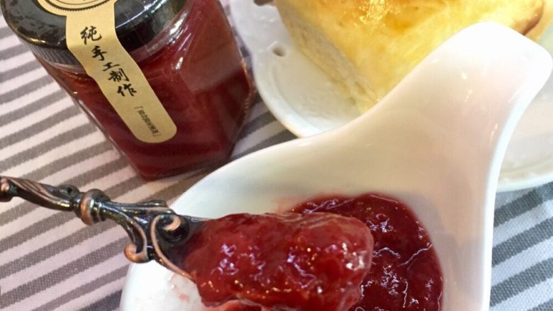 自制果酱（草莓🍓和菠萝🍍）,自制果酱配上自制餐包