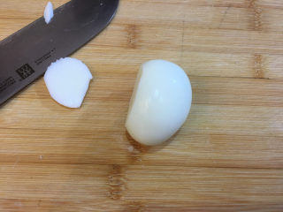 童趣早餐——乌龟全麦三明治,将去壳的鸡蛋切去一部分蛋白，这样鸡蛋能够平稳的放平。