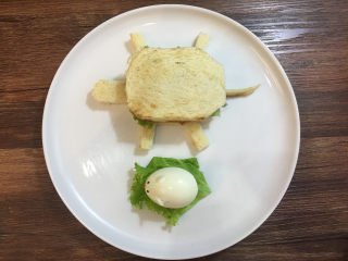 童趣早餐——乌龟全麦三明治,然后移到盘子里。