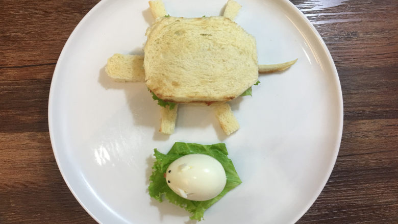 童趣早餐——乌龟全麦三明治,然后移到盘子里。