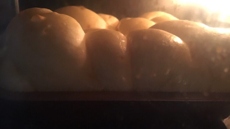 淡奶油老式面包,烤箱170度，烤约30分钟，中间看上色情况加盖锡纸