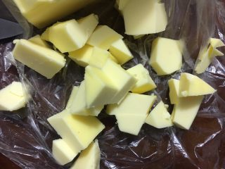 淡奶油老式面包,等成团后加入软化的黄油继续揉面