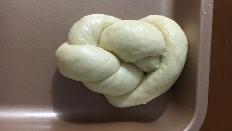 淡奶油老式面包,整理好形状放在烤盘里