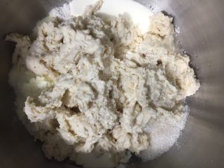 淡奶油老式面包,再加入剪碎的酵头面粉