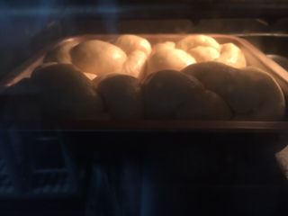 淡奶油老式面包,全部绕好后放入烤箱，开发酵功能进行二次发酵，发到两倍大