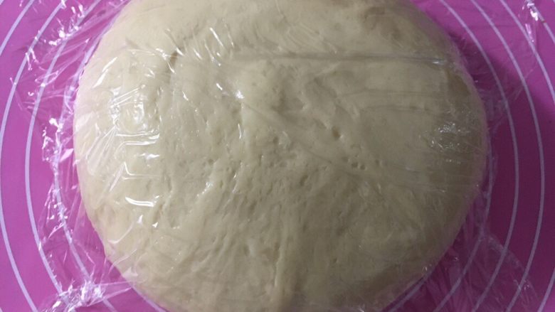 淡奶油老式面包,取出面团滚圆，盖保鲜膜静置发酵约1小时