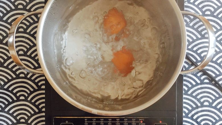 初夏的小清新——豆乳凉面,水煮到很沸腾时，蛋入锅；