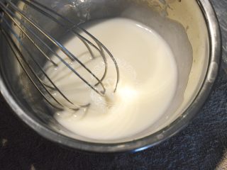 夏日清爽柠檬乳酪杯子蛋糕,使用手动打蛋器搅打混合至完全混合乳化成为乳白色一体的状态