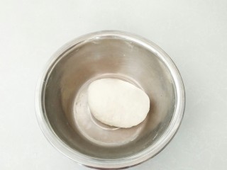 早餐锅贴,面粉加入适量清水揉成软硬适中得面团，盖上锅盖饧面10分钟。