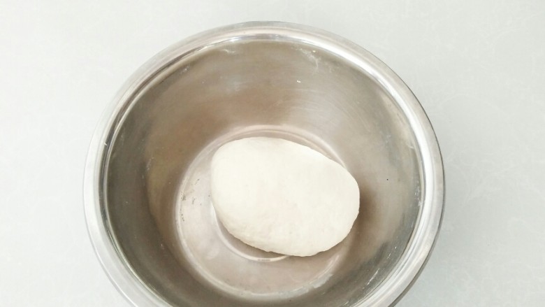 早餐锅贴,面粉加入适量清水揉成软硬适中得面团，盖上锅盖饧面10分钟。