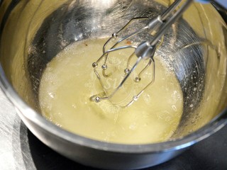 夏日清爽柠檬乳酪杯子蛋糕,提前在没有油水的容器中分离好蛋白，加入45g砂糖，使用电动打蛋器打发