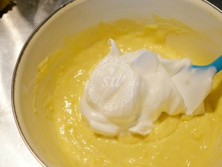 夏日清爽柠檬乳酪杯子蛋糕,取1/3打发好的蛋白加入到【步骤6】中，翻拌混合均匀