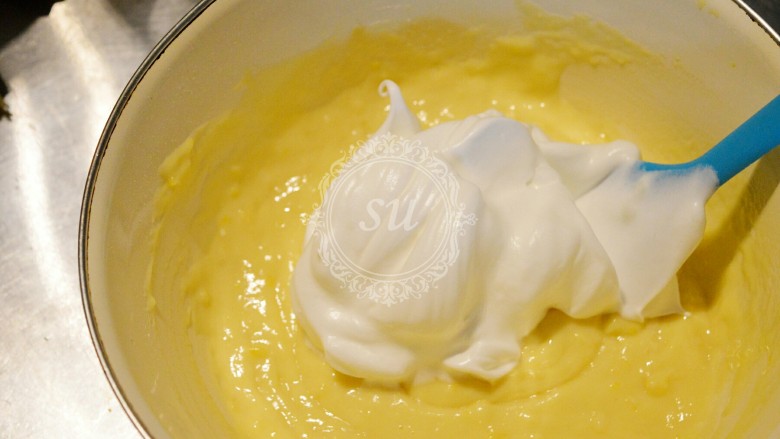 夏日清爽柠檬乳酪杯子蛋糕,取1/3打发好的蛋白加入到【步骤6】中，翻拌混合均匀