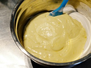 夏日清爽柠檬乳酪杯子蛋糕,混合好的【步骤9】再重新倒回蛋白盆中，混合均匀。混合蛋白时要注意手法，不要消泡