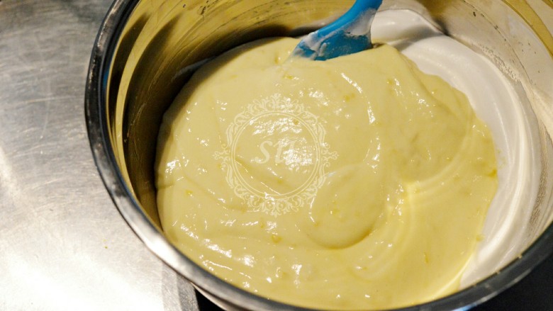 夏日清爽柠檬乳酪杯子蛋糕,混合好的【步骤9】再重新倒回蛋白盆中，混合均匀。混合蛋白时要注意手法，不要消泡