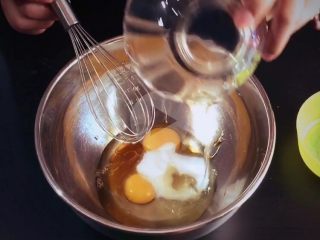 哆啦A梦铜锣烧,将鸡蛋打入小盆中；将细砂糖、盐、蜂蜜、玉米油一同加入，用手动搅拌器搅拌均匀；