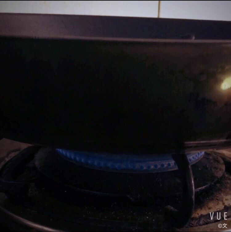 哆啦A梦铜锣烧,将平底锅（不粘锅）放在燃气灶上，开小火，预热3分钟；