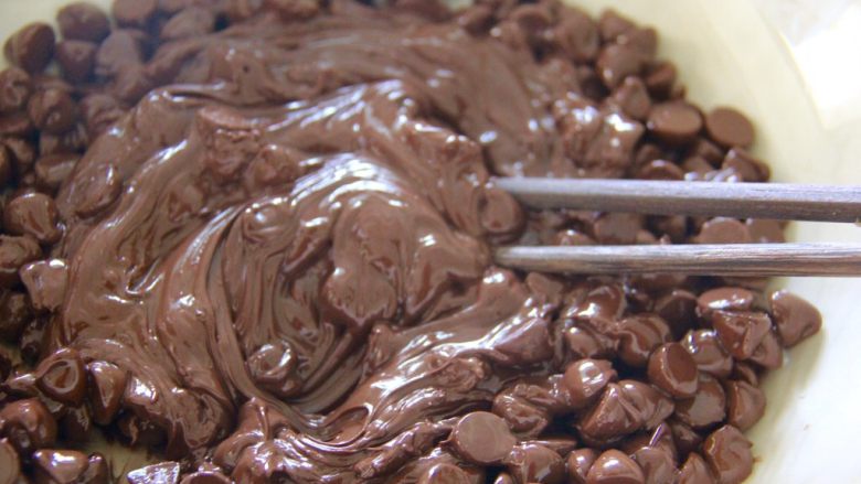 简单费列罗巧克力球,把化的巧克力搅开，搅均匀