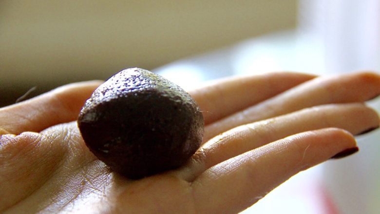 简单费列罗巧克力球,用你的手挖出来一点巧克力让后把它弄成一个球