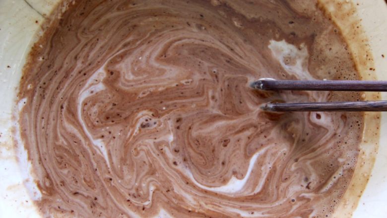 简单费列罗巧克力球,加入椰子奶油，让后把它搅均匀（可以先加一点，让后搅拌，让后再加一点，这样会更简单）