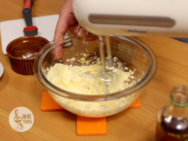 免烤奥利奥芝士蛋糕，不需要烤箱,后用手持电动打蛋器打发奶油芝士使它变得顺滑