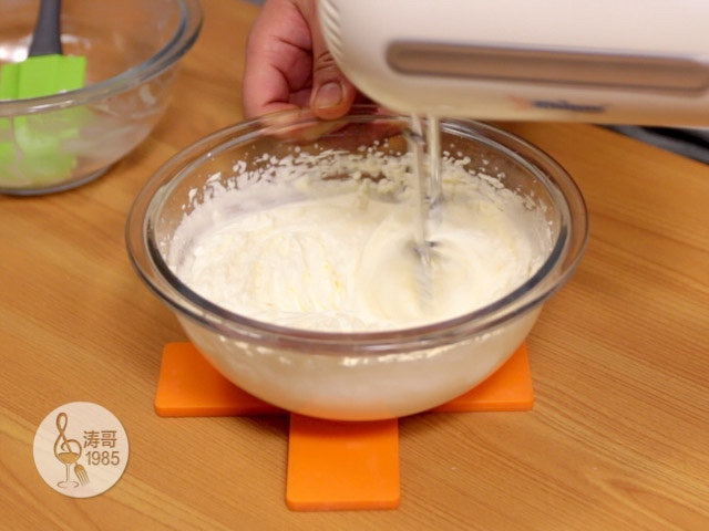 免烤奥利奥芝士蛋糕，不需要烤箱,用手持电动打蛋器搅拌均匀