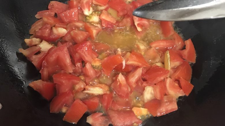 番茄猪肝汤,倒入番茄翻炒，大火熬出汁