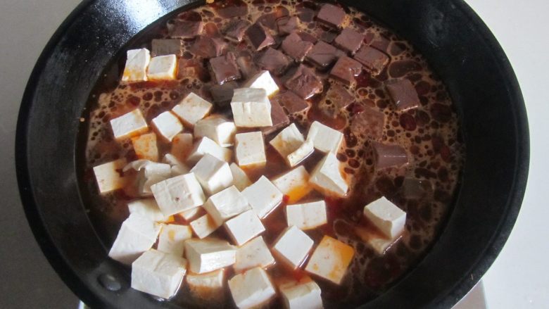 毛豆米双色豆腐,放入焯好的红白豆腐块和毛豆米进去煮上一分钟；