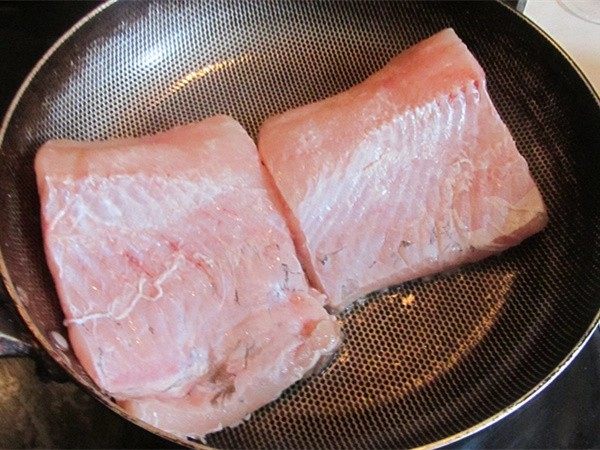 侉炖鱼,将锅烧热， 放入凉油， 将鱼排下锅慢慢煎炸；