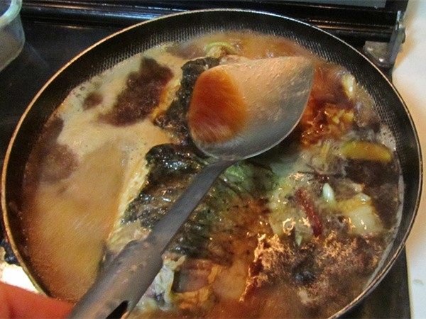 侉炖鱼,一直维持中大火， 不停的将汤汁浇在鱼的表面,.煮上十分钟后， 大火再收点汁；