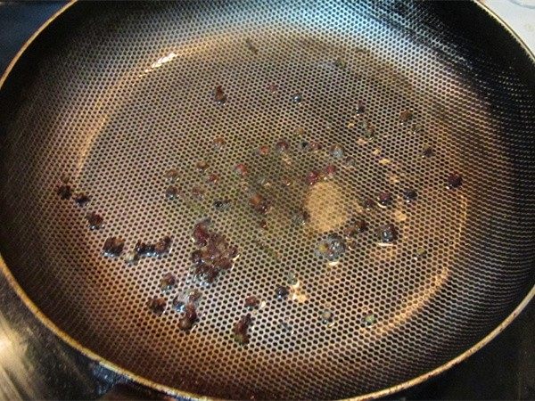 侉炖鱼,在锅中凉油烧些花椒，直到油热冒出微微轻烟，关火；