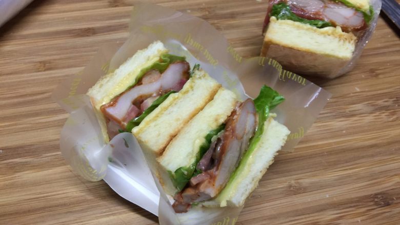 #吐司新吃法之一#新奥尔良三明治,另一种切法，纵横切两刀，切开四等份