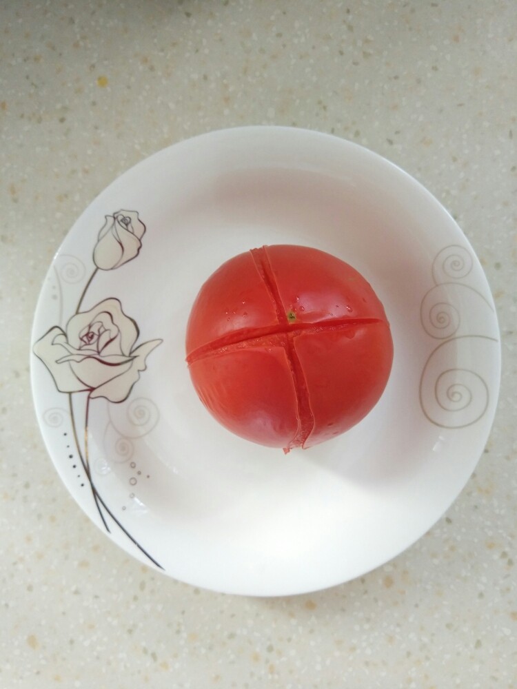 番茄蘑菇意面,<a style='color:red;display:inline-block;' href='/shicai/ 59'>番茄</a>用刀划十字，放到蒸锅里蒸一下，然后扒去皮