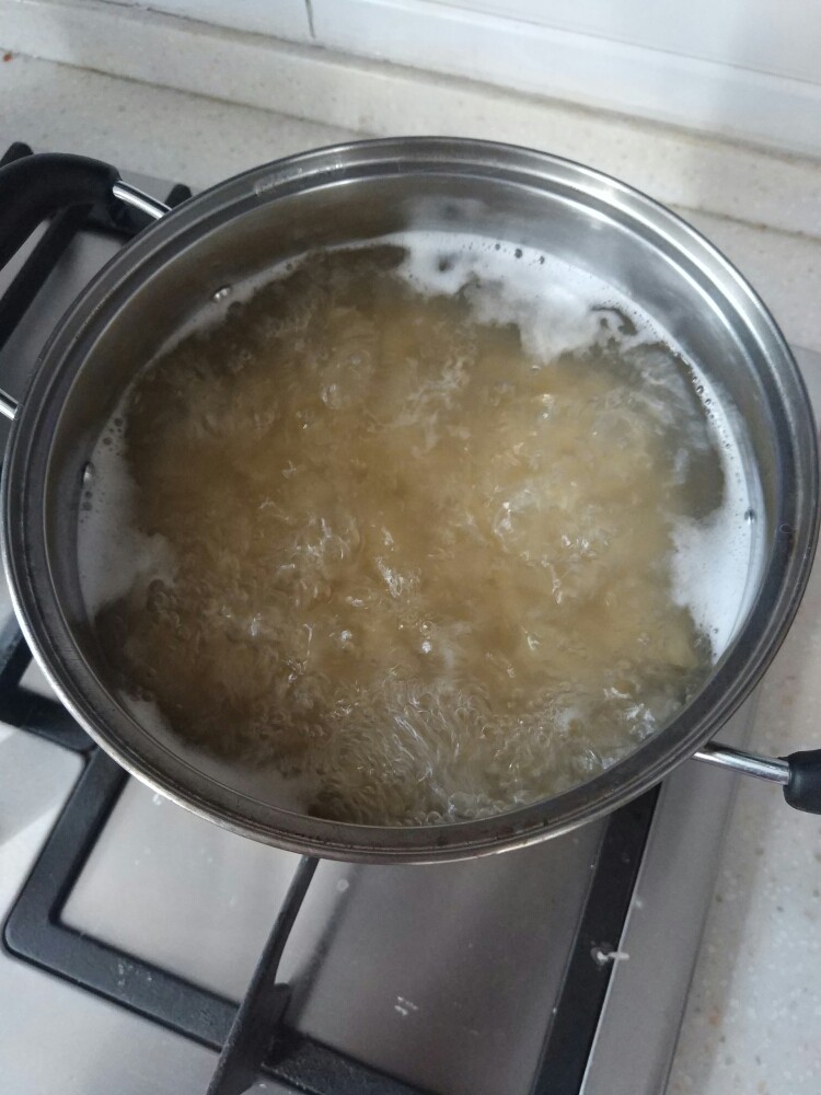 番茄蘑菇意面,水开下面，煮8分钟