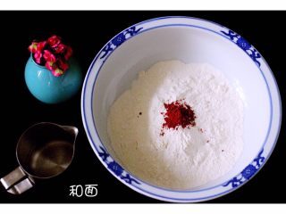 韭菜鸡蛋虾皮饺子,面粉里加入红曲粉搅匀后和面