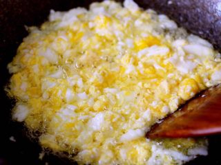韭菜鸡蛋虾皮饺子,热锅凉油直接打入鸡蛋打散煸炒、这样炒出来的鸡蛋非常蓬松、口感也好