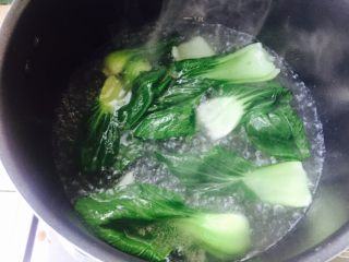 麻将肥牛面
,肥牛捞出，用肥牛的水再煮油菜，3分钟左右，捞出过一次水，这样油菜颜色比较翠绿，味道也好一些。