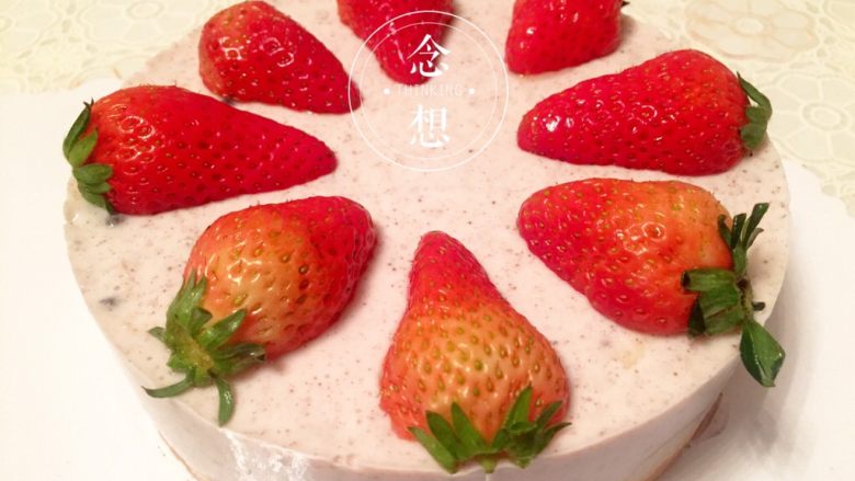 #寻找网厨代言人#小6寸酸奶奥利奥慕斯,脱模，草莓对半切开装饰。