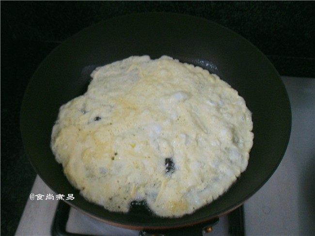 蛋皮蔬菜炒河粉,将平底锅烧热，放少量油，倒入蛋液煎成蛋皮