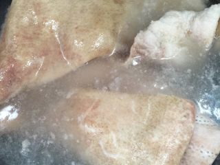 豆浆机版Q弹猪皮冻,肉皮清洗干净后，冷水下锅煮开后，再煮一分钟左右捞出沥干水分备用！

