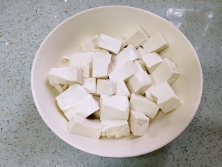 蟹黄豆腐南瓜羹,豆腐切成小块。