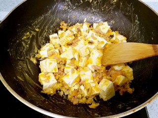 蟹黄豆腐南瓜羹,翻炒过程中要注意不要把豆腐块炒碎，让每块豆腐都裹上咸蛋黄。