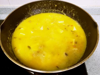 蟹黄豆腐南瓜羹,倒入南瓜汤，大火煮沸。加适量盐、生抽和黑胡椒碎调味。
