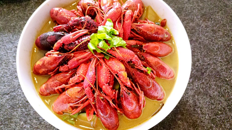 别为风情的龙虾,也可准备酱料。沾着虾尾吃。配菜也很好吃的
